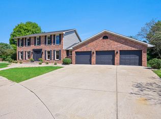 4 Brompton Ct, Bloomington, IL 61704