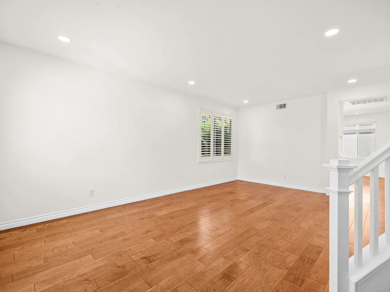 6 bed, 4.5 bath, 3270 sqft, $7,895 — Photo 3