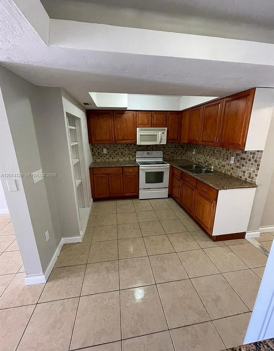 Sunrise Villas Condominiu — Photo 1