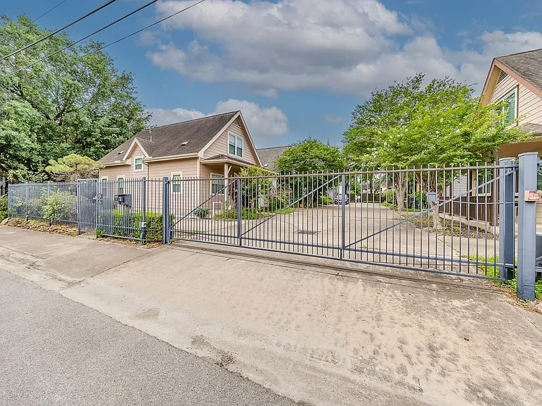 1318 Dennis St — Photo 6