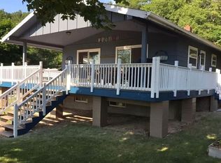 120 Cambridge St, Pentwater, MI 49449