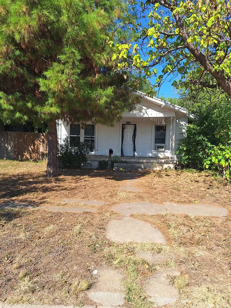 Three bedroom home in the heart of Abilene! — Photo 1