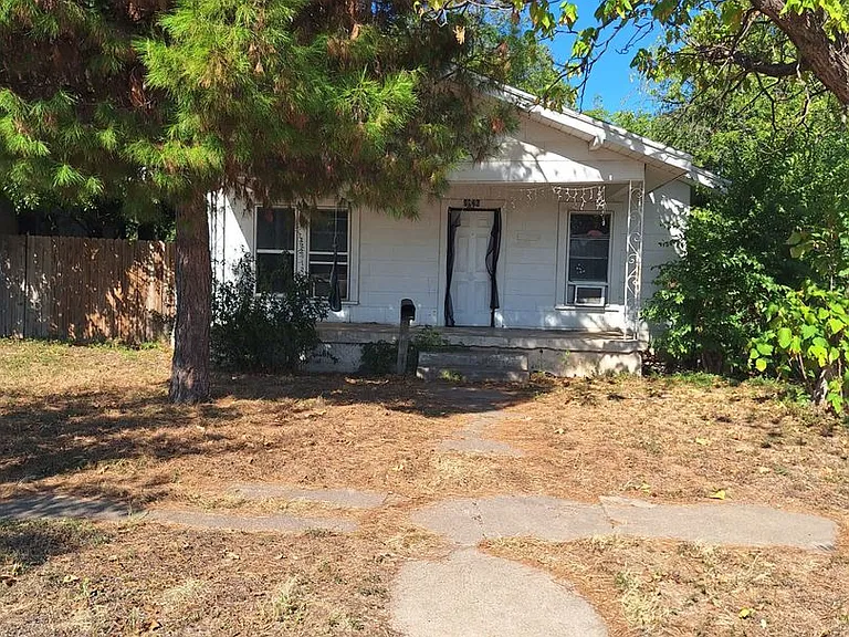 1026 Jeanette St — Photo 1