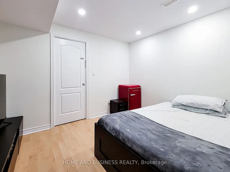 2374 Baintree Cres — Photo 33