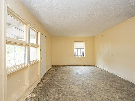 4th image of 2619 Lark Dr