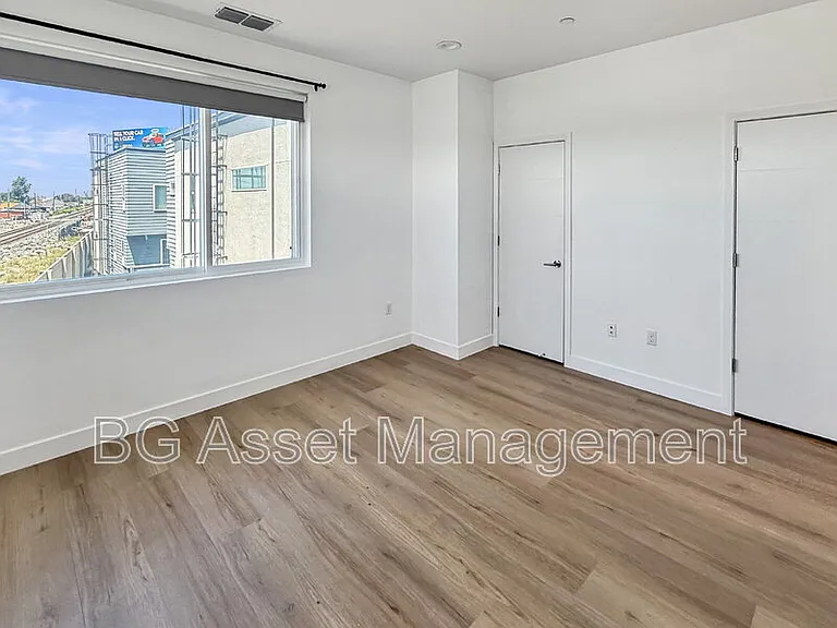 3909 Wattling St — Photo 32