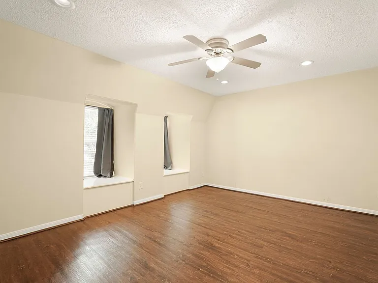 496 N Post Oak Ln — Photo 24