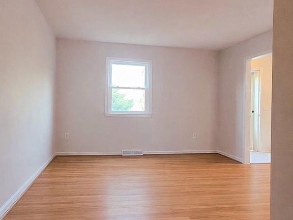 3rd image of 455 Ridgemore St