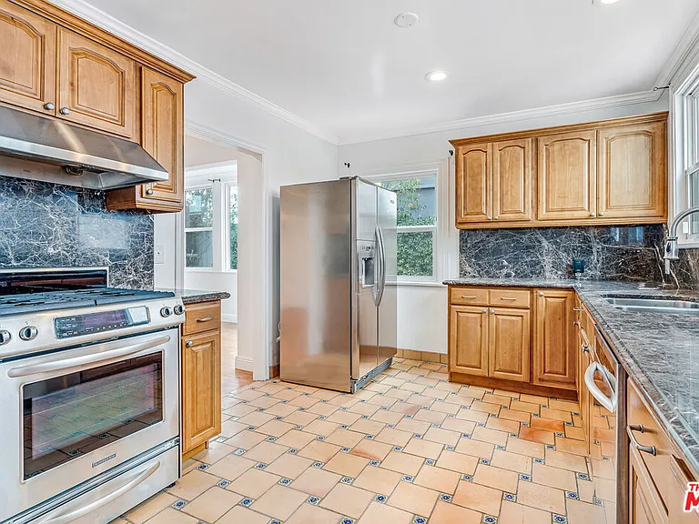 409 N Kilkea Dr — Photo 13