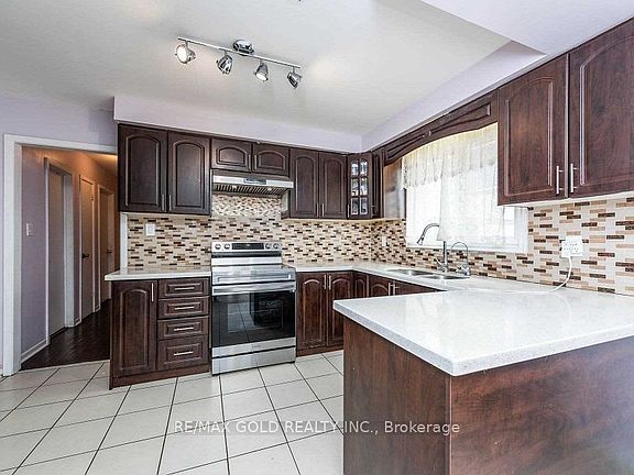 3rd image of 3430 Chipley Cres