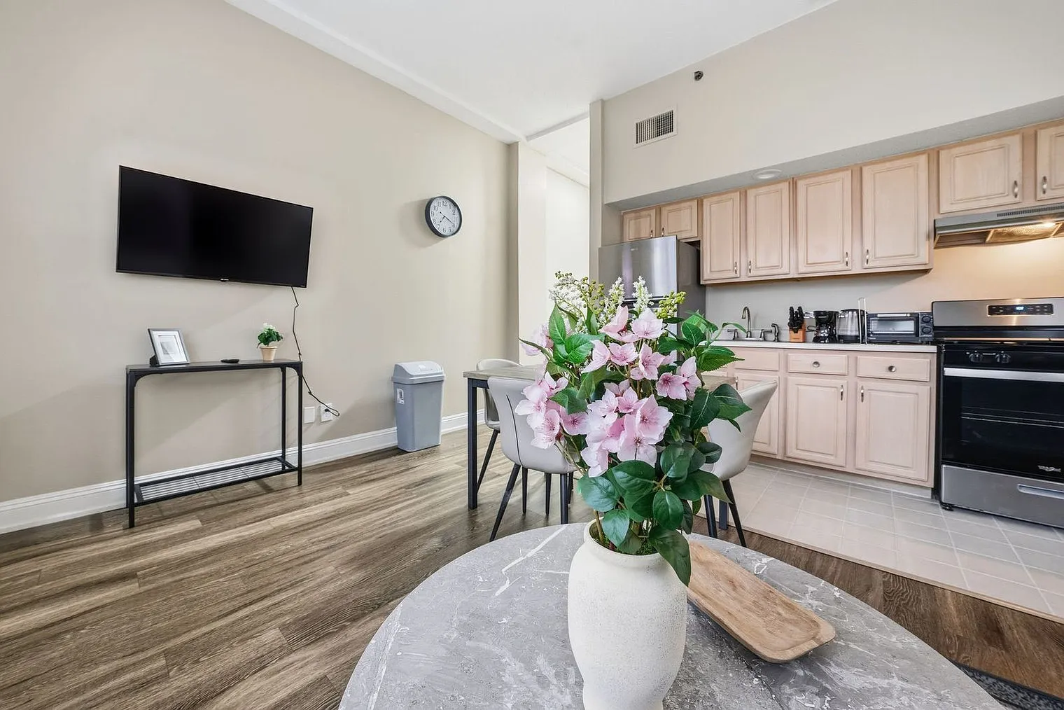 1 bed, 1.0 bath, 6329 sqft, $4,311 — Photo 2