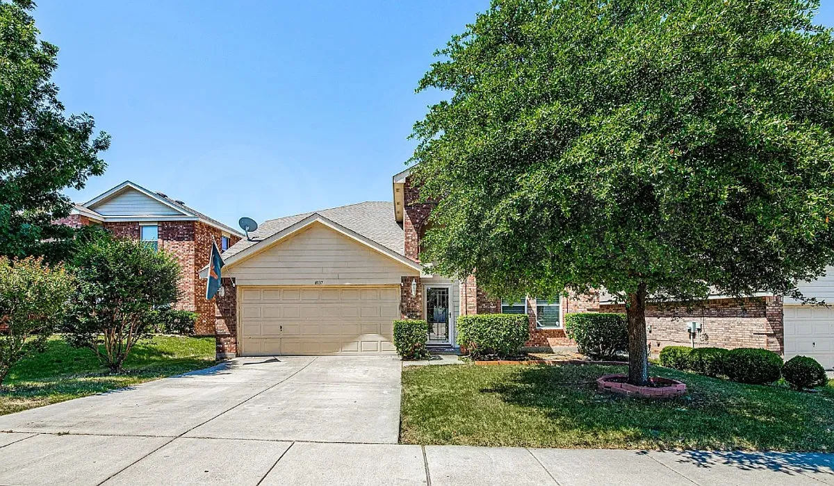 4 bed, 2.0 bath, 2368 sqft, $2,050 — Photo 2