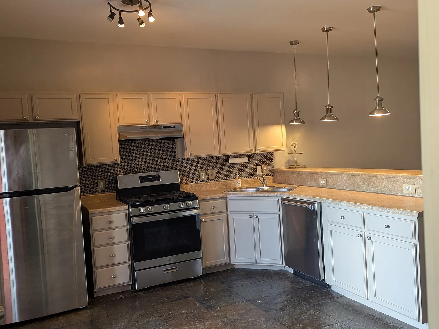 2 bed, 952 sqft, $2,500 — Photo 2