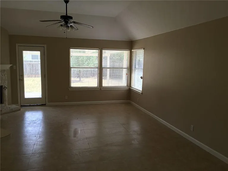 1105 Glendalough Dr — Photo 3
