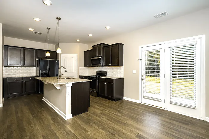 607 Wayland Ct — Photo 6