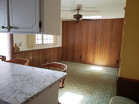 4th image of 229 Emerald Dr N