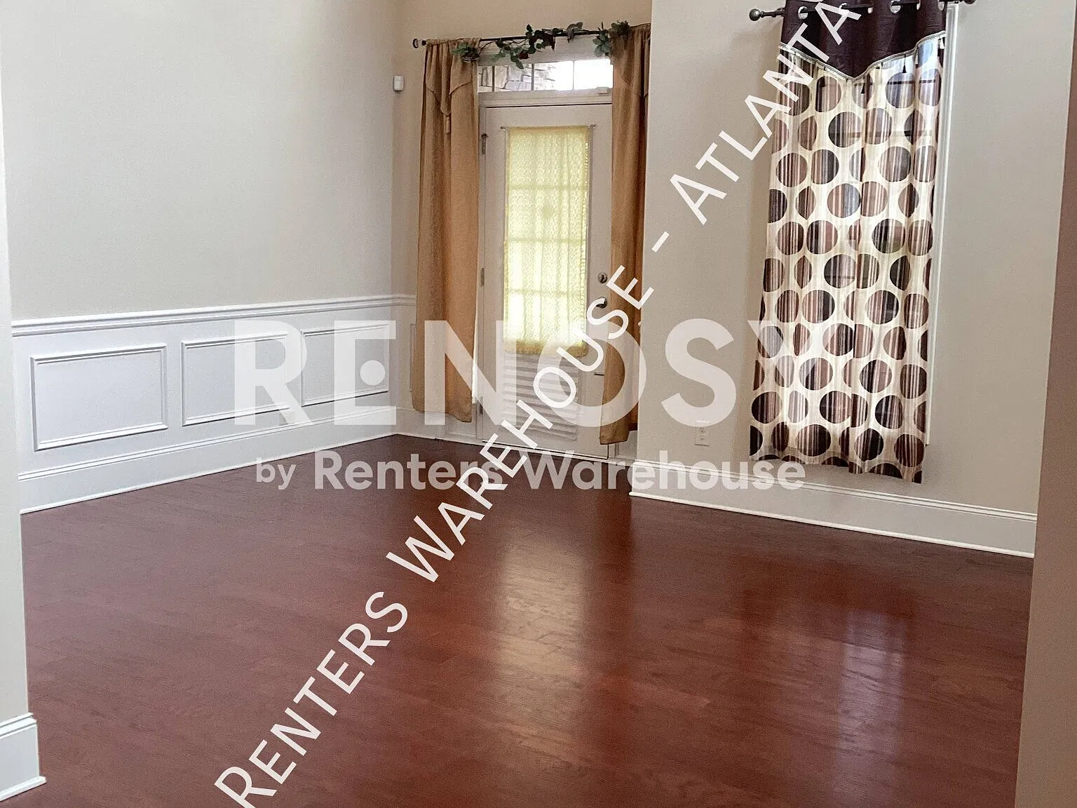 Spacious Three level home in desired school district — Photo 4