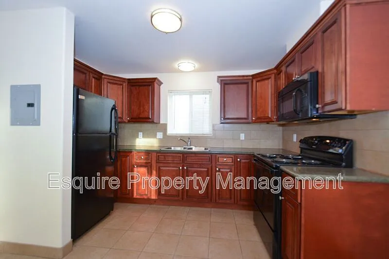 1263 S Oxnard Blvd — Photo 3