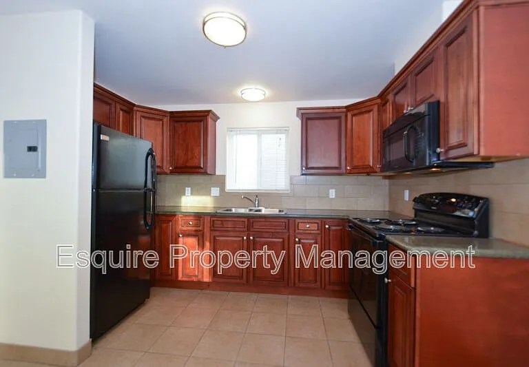 1263 S Oxnard Blvd #3 — Photo 3
