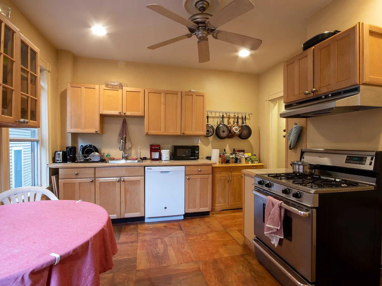 4 bed, $4,100 — Photo 1