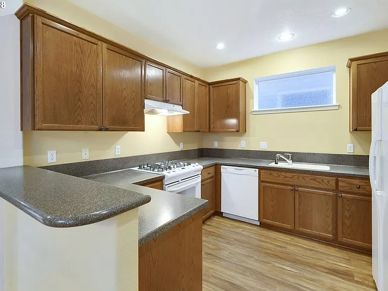 1174 SE Westerland St — Photo 4