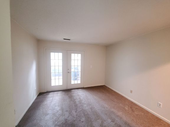 3rd image of 905 Saint Andrews Reach APT A