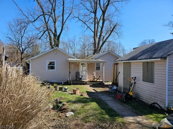30 Riverside Dr, Oakland Boro, NJ 07436