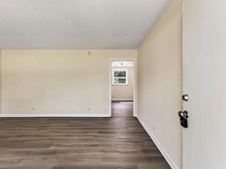 573 Waldorf Dr — Photo 2