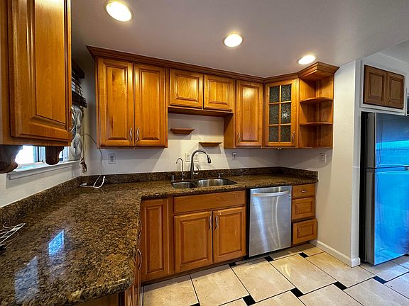 dual sink with garbage disposal and dishwasher
