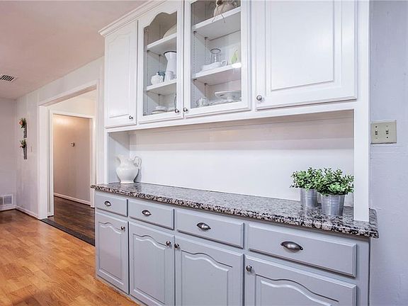 5th image of 105 E San Benito Dr