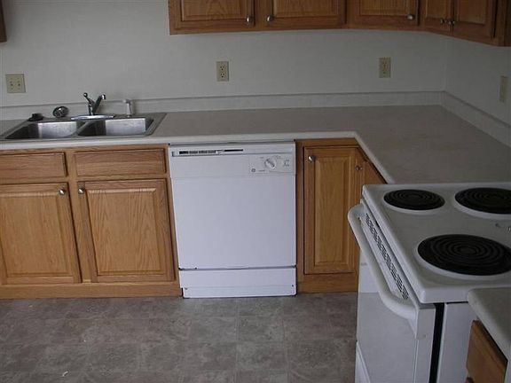 4th image of 842 Edgewater Dr