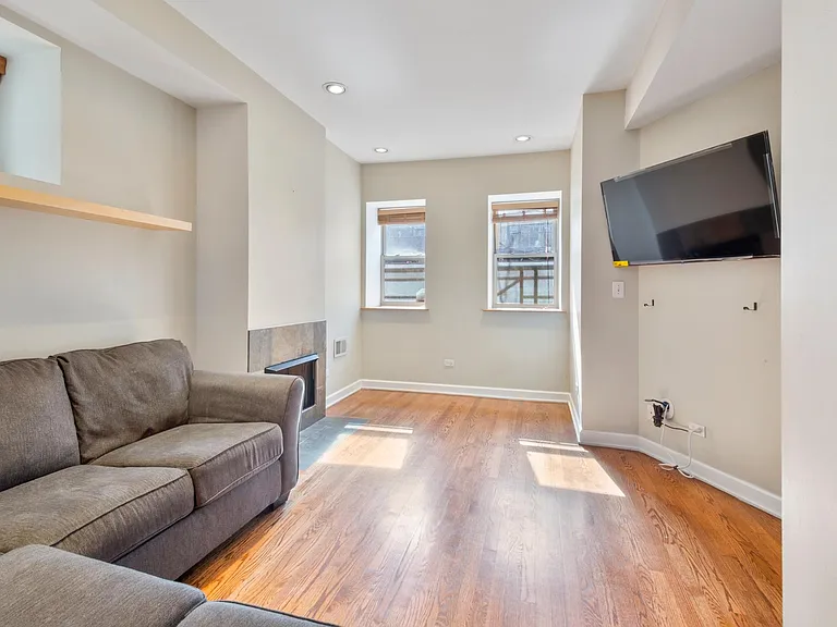 1420 W Erie St #1F — Photo 15