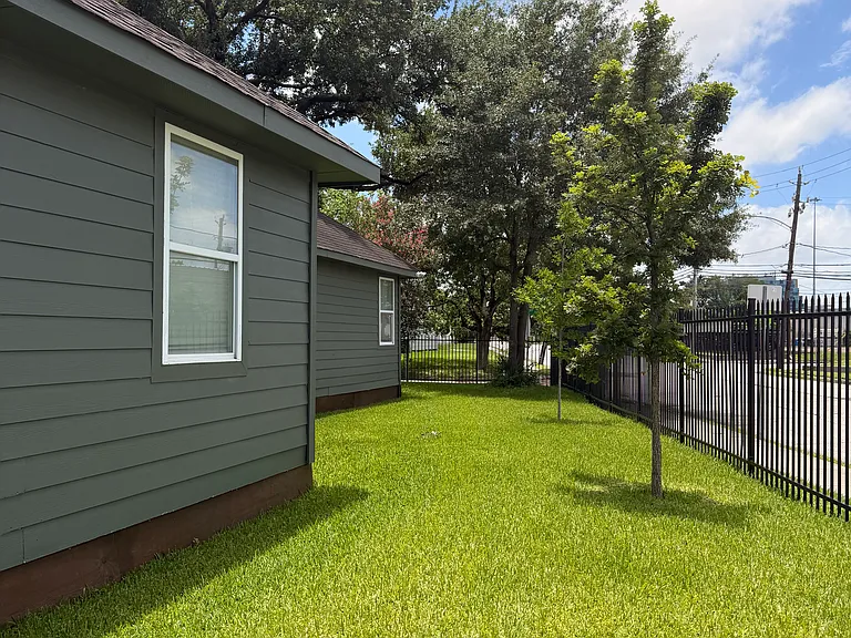 1403 Munger St — Photo 24