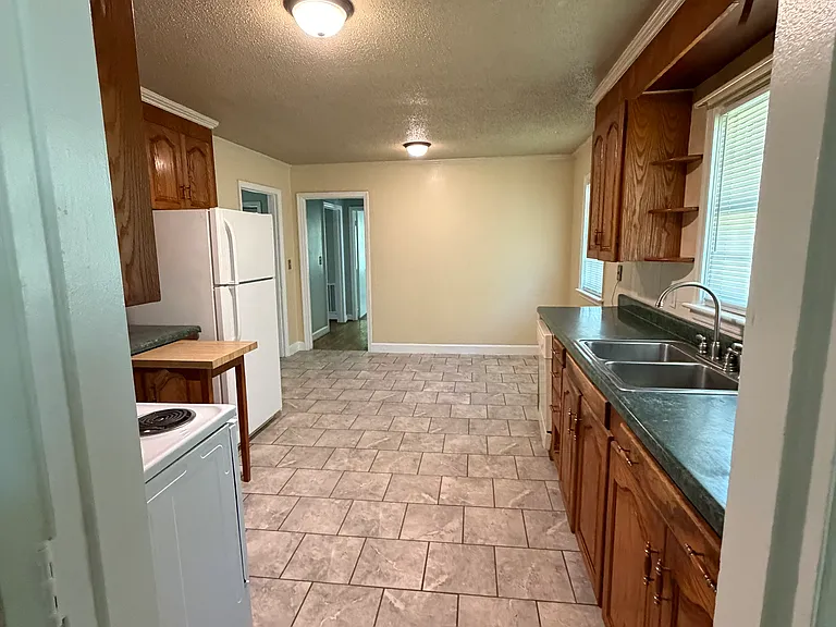 195 S Franklin Ave — Photo 8