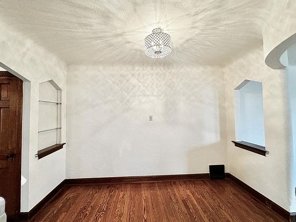 4th image of 6316 Bancroft Ave