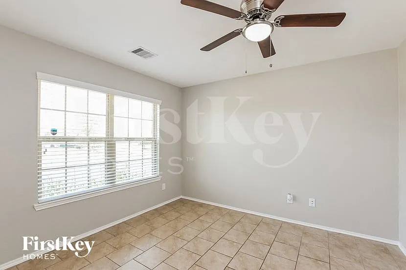 5 bed, 2.5 bath, 2792 sqft, $2,375 — Photo 4