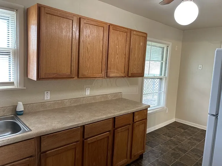 408 Allen St — Photo 12