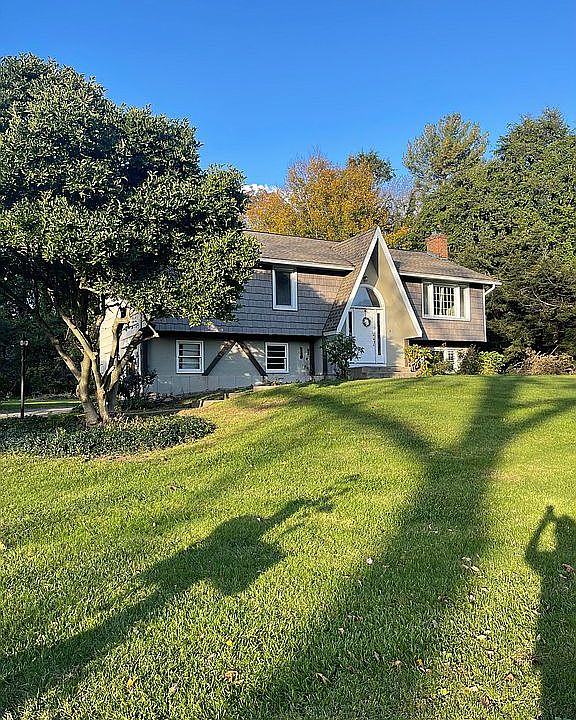 2nd image of 207 Fieldstone Ln