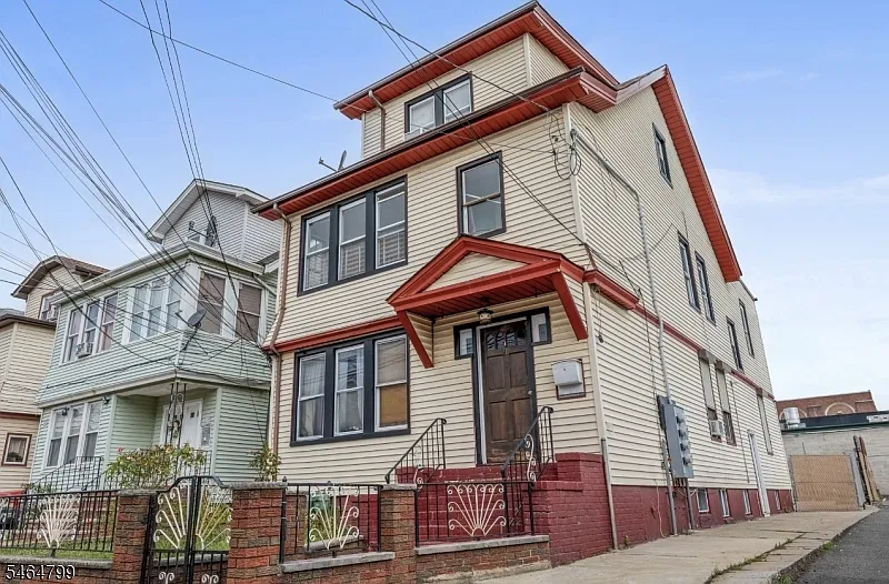 3 bed, 1.0 bath, $2,200 — Photo 1