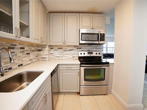 5th image of 401 Golden Isles Dr APT 412