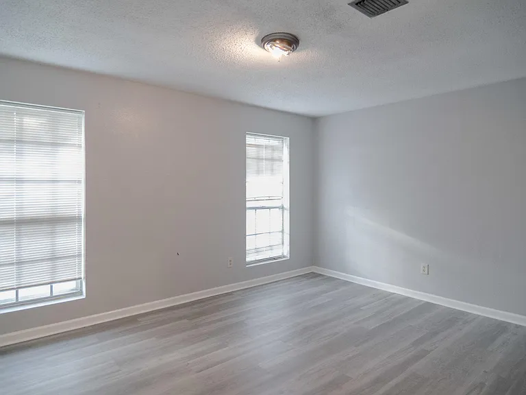 111 Valencia Dr — Photo 6