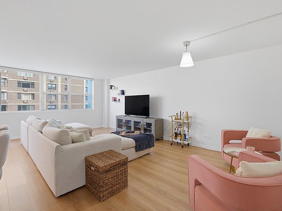 5th image of 6301 N Sheridan Rd APT 8E