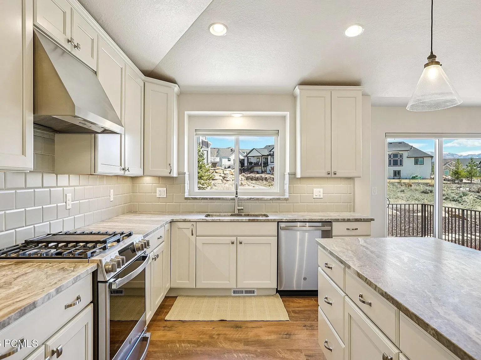 4 bed, 3.5 bath, 4015 sqft, $4,500 — Photo 2