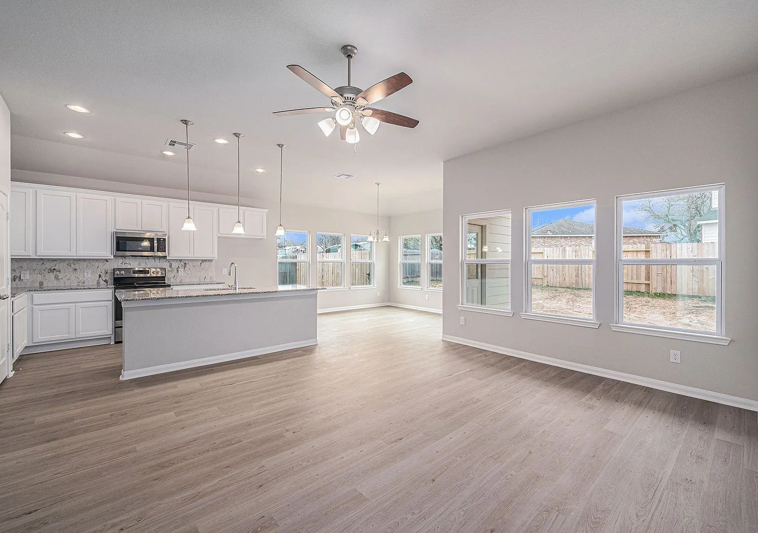 Stunning 4 bedroom home In Lake Conroe Hills — Photo 4