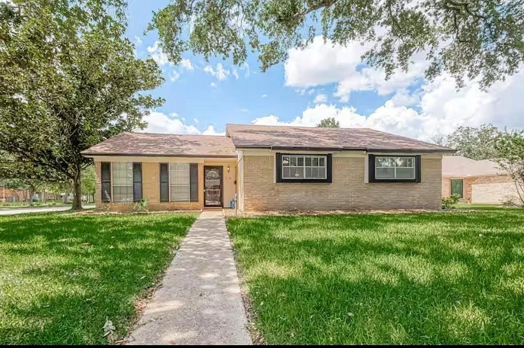 3 bed, 1.5 bath, 1580 sqft, $2,300 — Photo 1