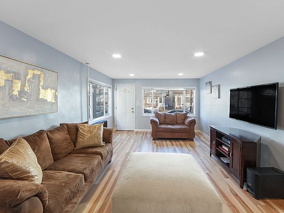 4th image of 1530 E 51st St