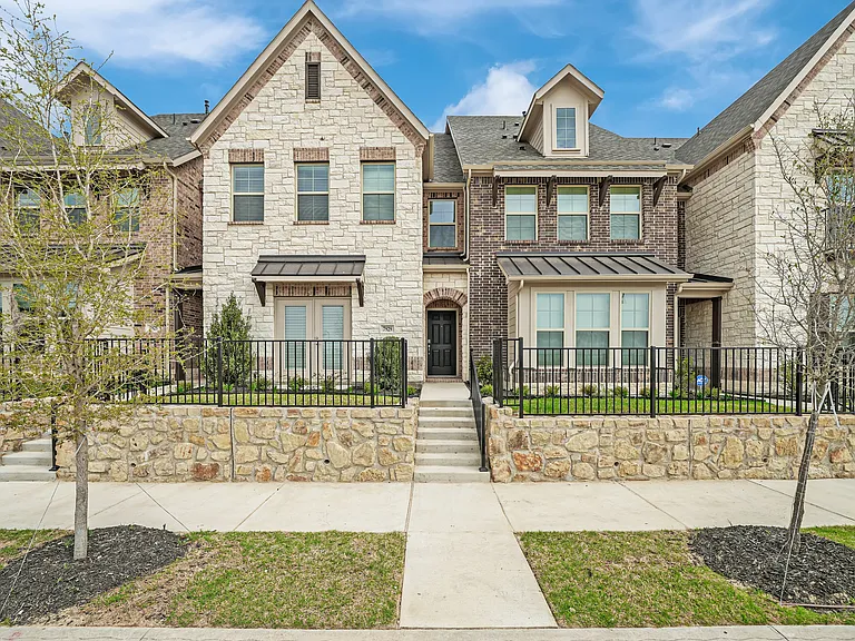 7929 Bayside Dr — Photo 2