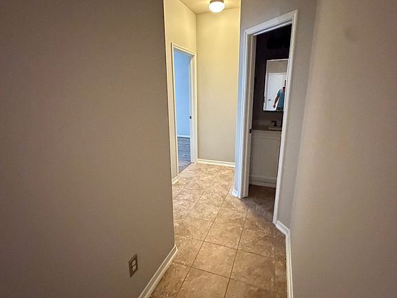 5th image of 802 Harvard Pointe Dr