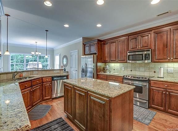 5th image of 694 Cherry Hills Pl