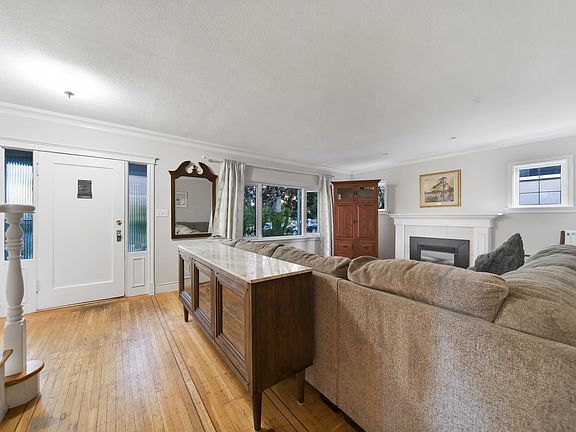 3rd image of 107 7th Ave